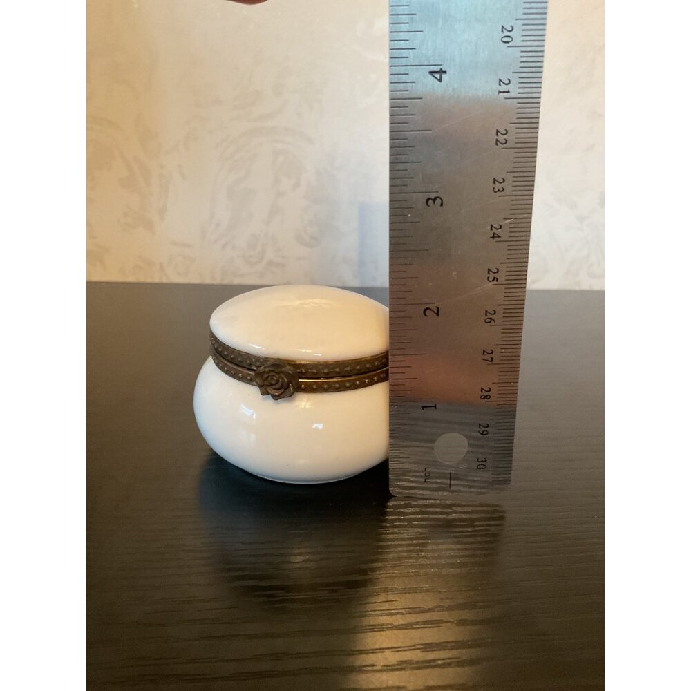 Vintage Ceramic Trinket Box With Metal Rose Clasp Hinged Lid - Picture 7 of 7